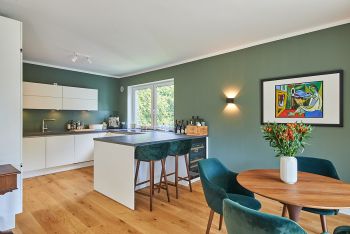 moderne Küche mit Tresen