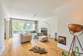 Wohnzimmer mit Kamin