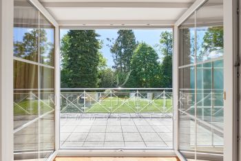 Terrasse mit Blick ind en Garten