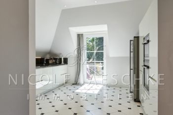 moderne Küche mit Balkon