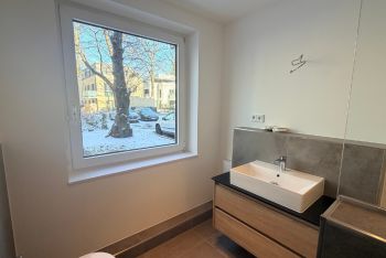 modernes Duschbad mit Fenster